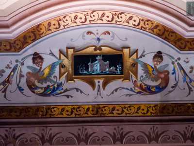 ... ai lati invece vedute di paesaggi �sorrette� da fantasiose e avvenenti arpie